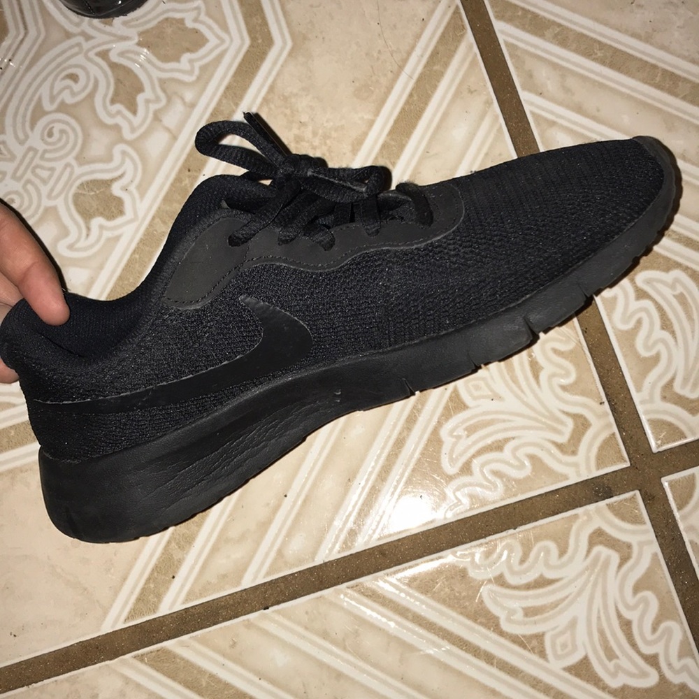 black nike shoes